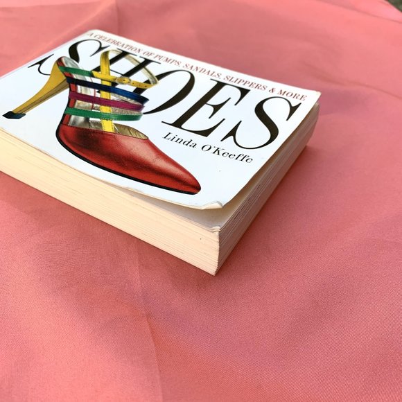 Book on Shoes by Linda O'Keeffe 500 pages History - Picture 4 of 8